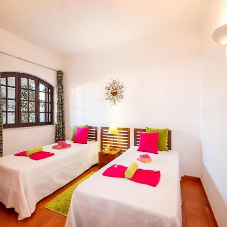 Villa Outstanding With Private Heatedpool Albufeira